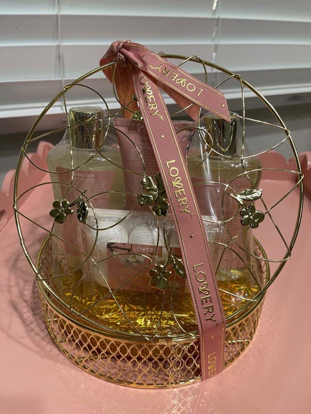 Lovery Bath & Body Gift basket- white Rose&amp